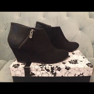 CL by Laundry Black Suede Wedge Bootie Sz 8.5